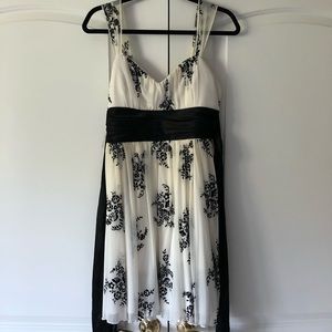 White dress w/ black tie waist & floral detail